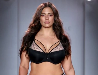 Ασλεϊ Γκράχαμ: Λίγο πριν παρουσιάσει τον διαγωνισμό Miss Universe ποζάρει χωρίς ρούχα και ρίχνει το διαδίκτυο (φωτο)